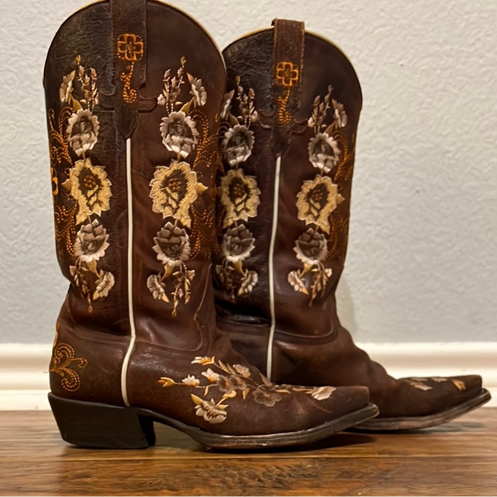 Lightly-Used Vintage Brown & Gold Cowboy Boots with Floral Embroidery